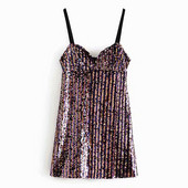 Rövid, elegáns ruha vékony fekete pántokkal és színes flitterekkel