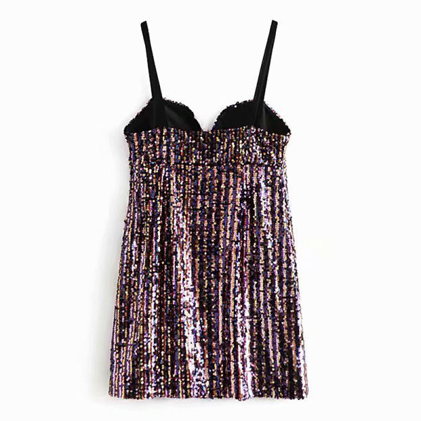 Rövid, elegáns ruha vékony fekete pántokkal és színes flitterekkel
