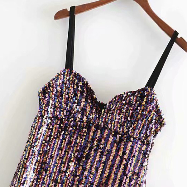 Rövid, elegáns ruha vékony fekete pántokkal és színes flitterekkel