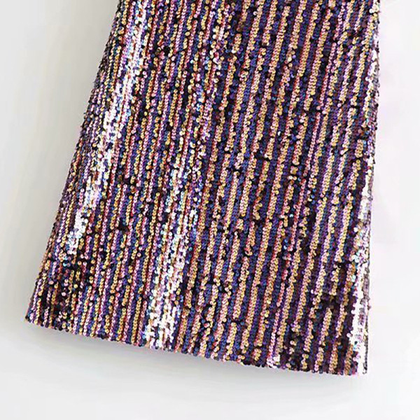 Rövid, elegáns ruha vékony fekete pántokkal és színes flitterekkel