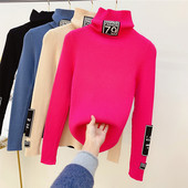 Női pulóver magas gallérral és kék, rózsaszín, bézs és fekete emblémával