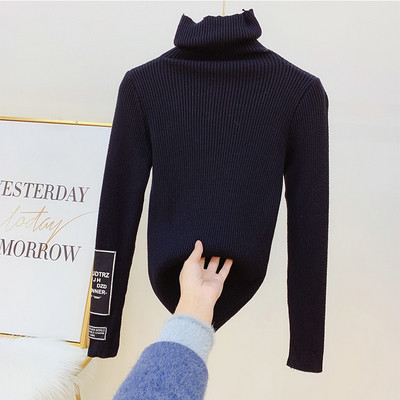 Női pulóver magas gallérral és kék, rózsaszín, bézs és fekete emblémával