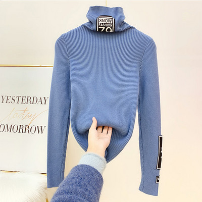 Női pulóver magas gallérral és kék, rózsaszín, bézs és fekete emblémával