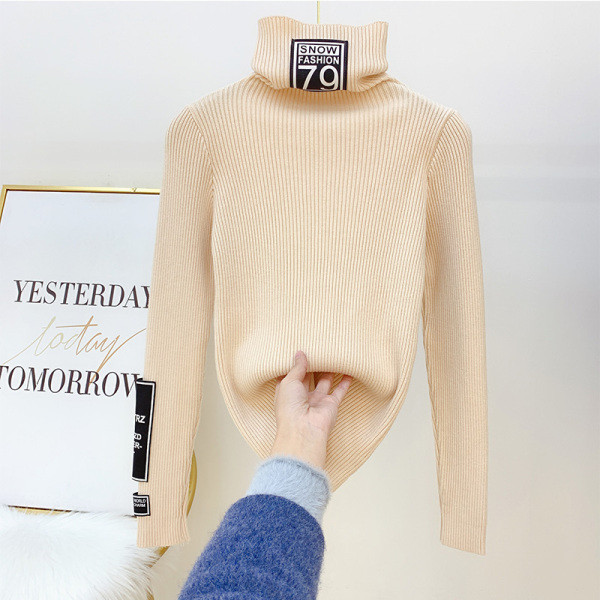 Női pulóver magas gallérral és kék, rózsaszín, bézs és fekete emblémával