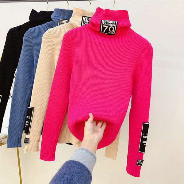 Női pulóver magas gallérral és kék, rózsaszín, bézs és fekete emblémával