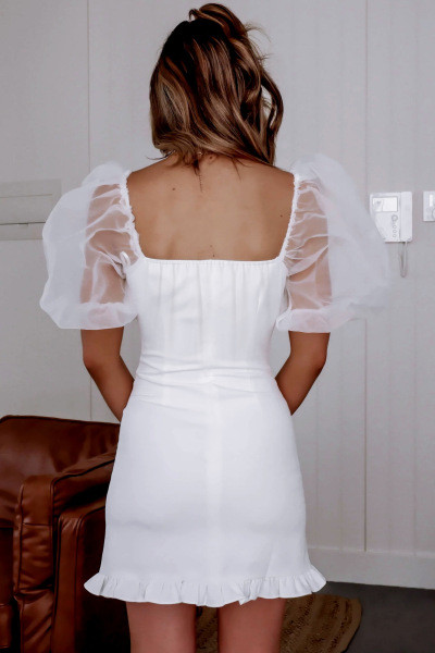 Μοντέρνο γυναικείο κοντό φόρεμα με μανίκια από τούλι σε λευκό χρώμα