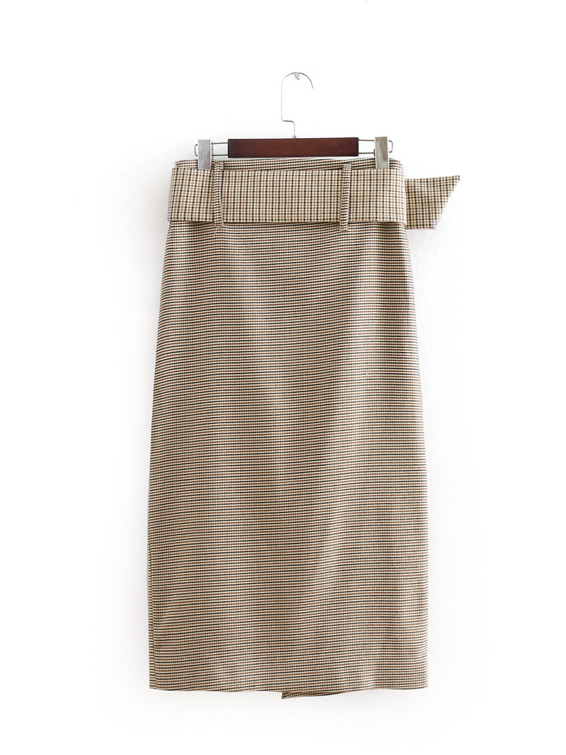 Női testhezálló kockás szoknya övvel, magas derékkal, barna színben