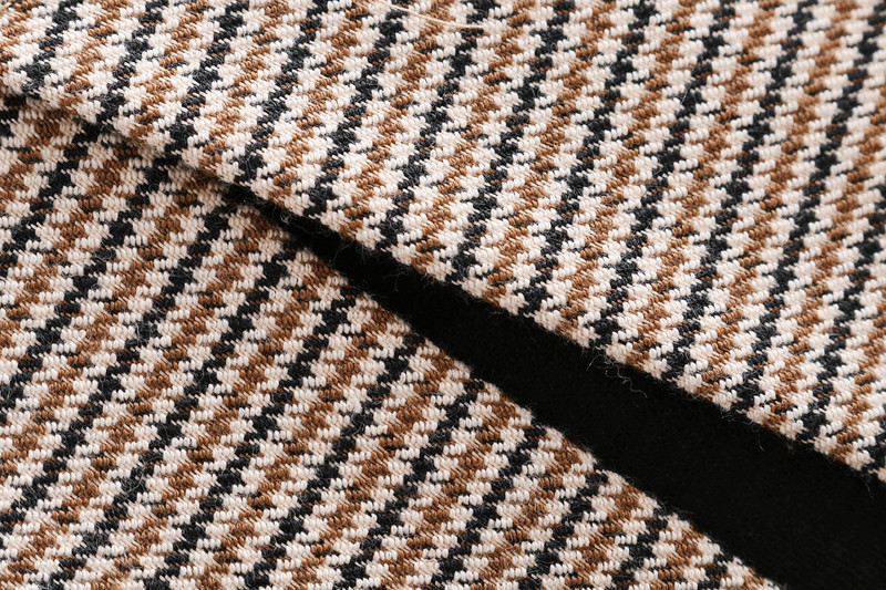 Női testhezálló kockás szoknya övvel, magas derékkal, barna színben