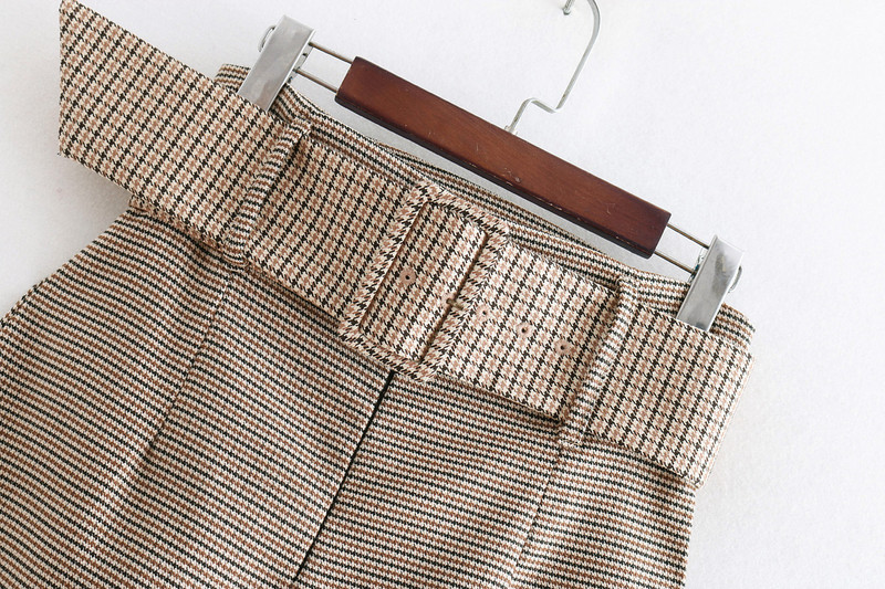 Női testhezálló kockás szoknya övvel, magas derékkal, barna színben