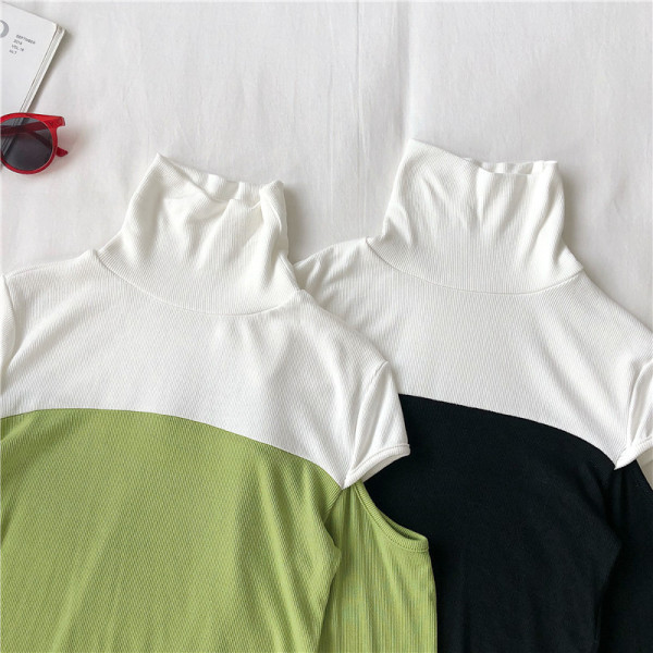 Fekete-zöld lezser női blúz magas gallérral és csupasz váll