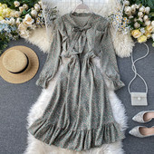 Virágmintás női ruha gallérján szalaggal, rózsaszín, zöld, fekete, barna és bézs színben