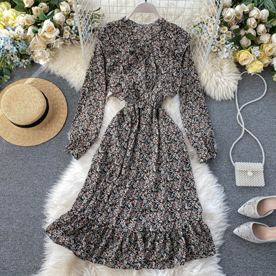 Virágmintás női ruha gallérján szalaggal, rózsaszín, zöld, fekete, barna és bézs színben