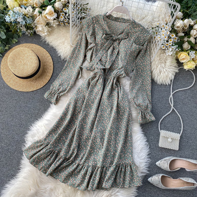 Virágmintás női ruha gallérján szalaggal, rózsaszín, zöld, fekete, barna és bézs színben