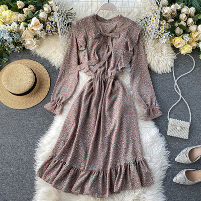 Virágmintás női ruha gallérján szalaggal, rózsaszín, zöld, fekete, barna és bézs színben