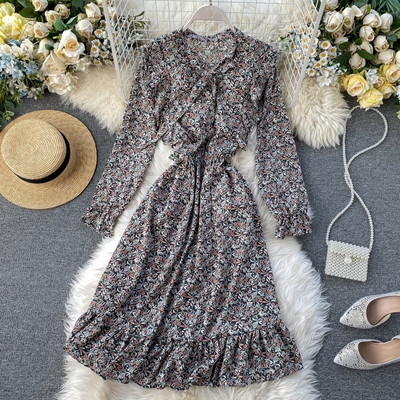 Virágmintás női ruha gallérján szalaggal, rózsaszín, zöld, fekete, barna és bézs színben