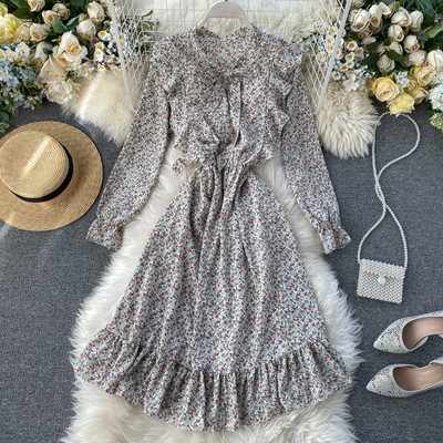 Virágmintás női ruha gallérján szalaggal, rózsaszín, zöld, fekete, barna és bézs színben