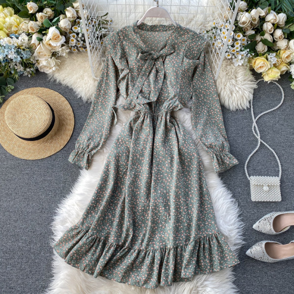 Virágmintás női ruha gallérján szalaggal, rózsaszín, zöld, fekete, barna és bézs színben