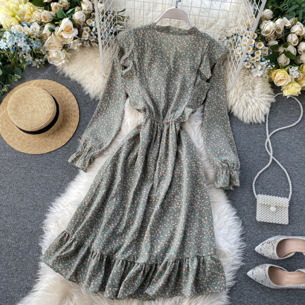 Virágmintás női ruha gallérján szalaggal, rózsaszín, zöld, fekete, barna és bézs színben