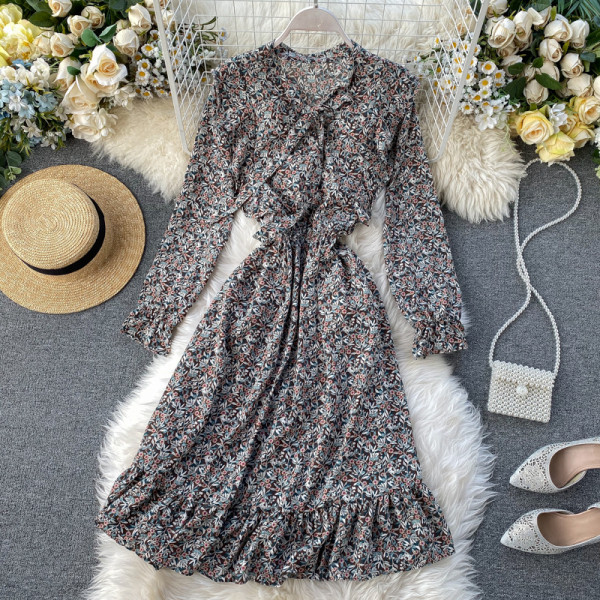 Virágmintás női ruha gallérján szalaggal, rózsaszín, zöld, fekete, barna és bézs színben