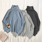 Ριγέ γυναικείο πουλόβερ σε τρία χρώματα με ψηλό κολάρο και μακρύ μανίκι