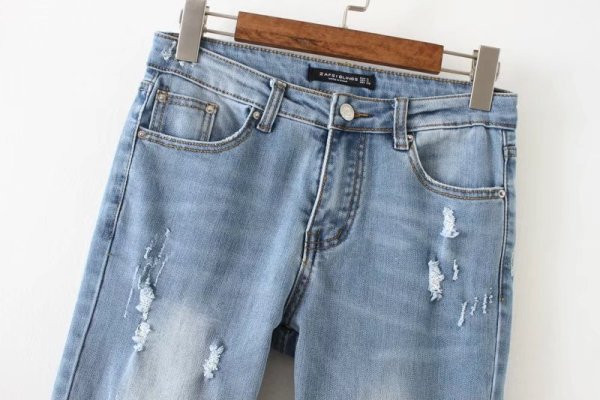 Modern hosszú farmernadrág kék színben virágos hímzéssel és szakadt motívummal