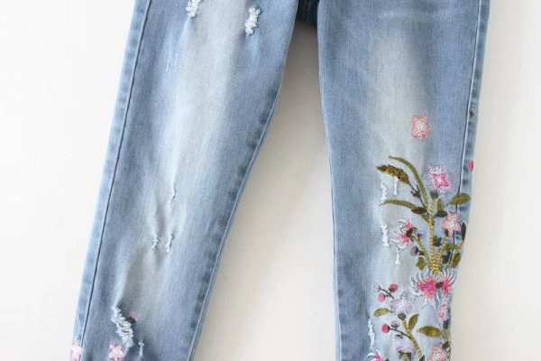 Modern hosszú farmernadrág kék színben virágos hímzéssel és szakadt motívummal