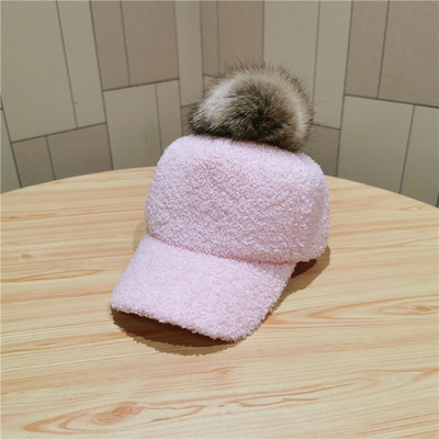 Női pehelysapka tollal és napellenzővel, fekete, barna, rózsaszín és fehér színben