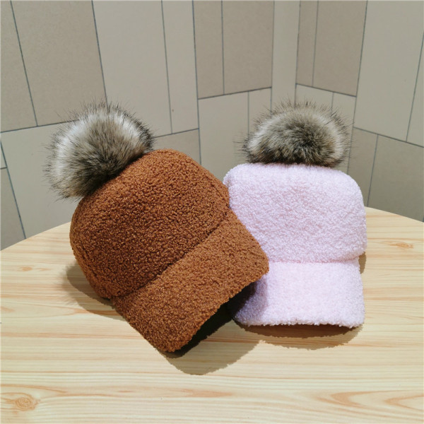 Női pehelysapka tollal és napellenzővel, fekete, barna, rózsaszín és fehér színben