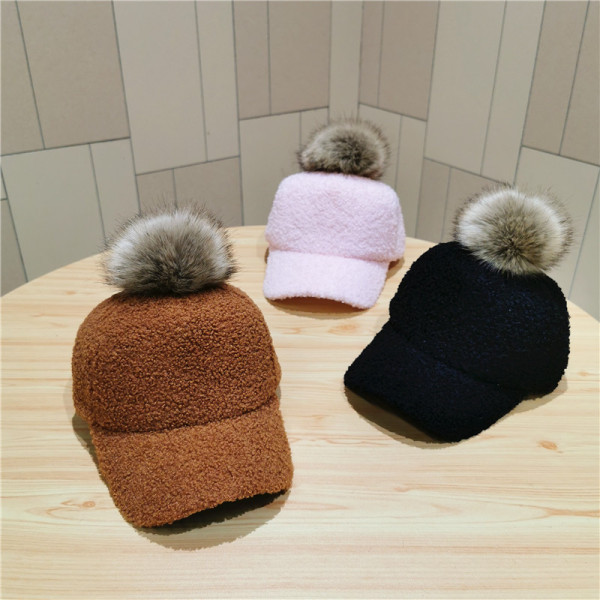 Női pehelysapka tollal és napellenzővel, fekete, barna, rózsaszín és fehér színben