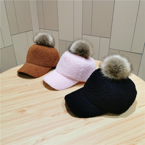 Női pehelysapka tollal és napellenzővel, fekete, barna, rózsaszín és fehér színben