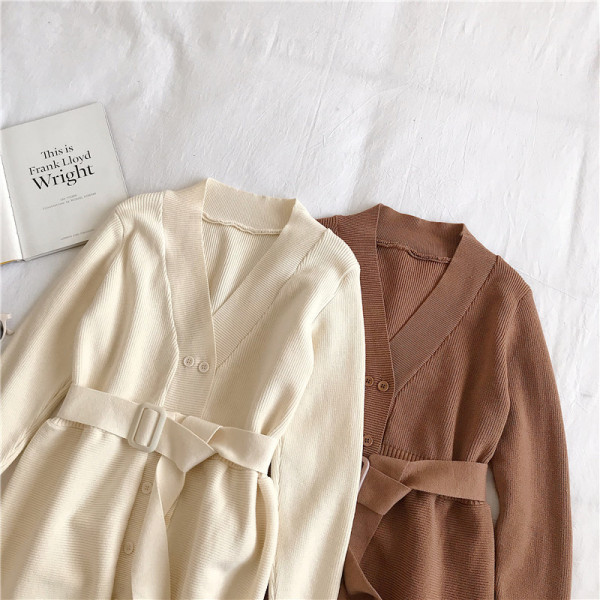 Fekete, barna és bézs színű női mellény övvel és gombokkal