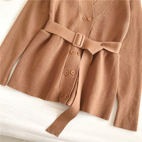 Fekete, barna és bézs színű női mellény övvel és gombokkal