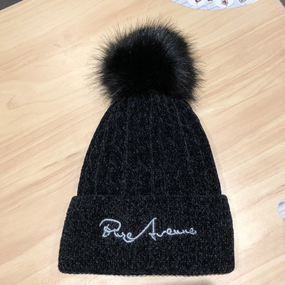 Kötött női téli sapka rózsaszín, piros, bézs, fekete és szürke pehelyszínben