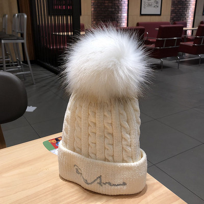 Kötött női téli sapka rózsaszín, piros, bézs, fekete és szürke pehelyszínben