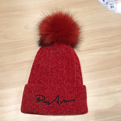 Kötött női téli sapka rózsaszín, piros, bézs, fekete és szürke pehelyszínben