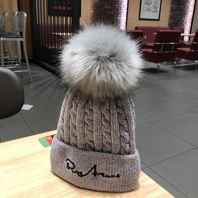 Kötött női téli sapka rózsaszín, piros, bézs, fekete és szürke pehelyszínben