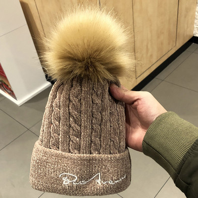 Kötött női téli sapka rózsaszín, piros, bézs, fekete és szürke pehelyszínben