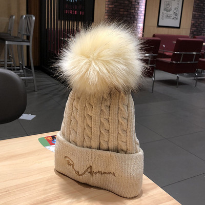 Kötött női téli sapka rózsaszín, piros, bézs, fekete és szürke pehelyszínben