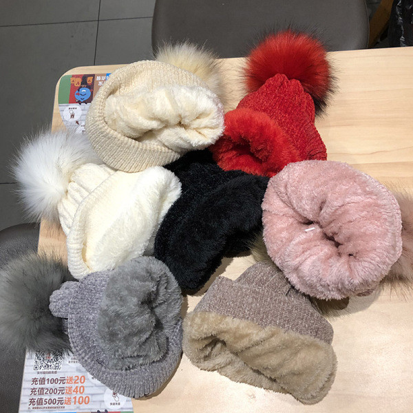 Kötött női téli sapka rózsaszín, piros, bézs, fekete és szürke pehelyszínben