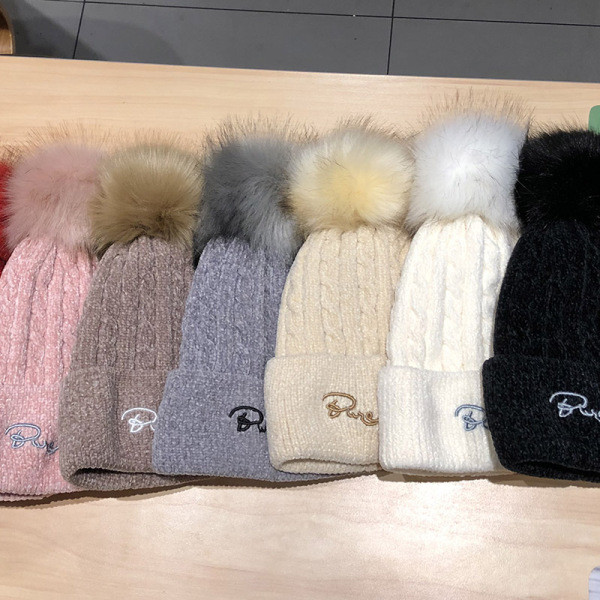 Kötött női téli sapka rózsaszín, piros, bézs, fekete és szürke pehelyszínben