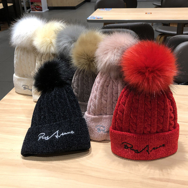 Kötött női téli sapka rózsaszín, piros, bézs, fekete és szürke pehelyszínben