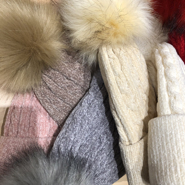 Kötött női téli sapka rózsaszín, piros, bézs, fekete és szürke pehelyszínben