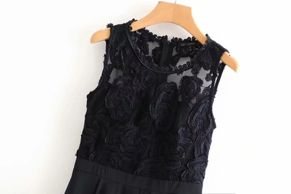 Elegáns rövid ruha csipkemintás fekete színben