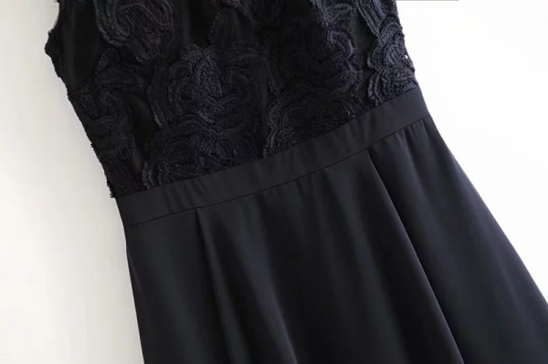 Elegáns rövid ruha csipkemintás fekete színben