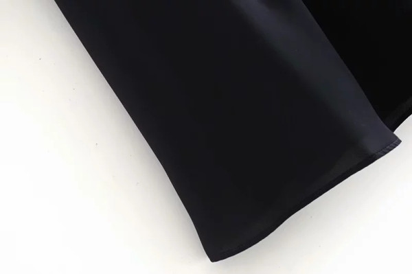 Elegáns rövid ruha csipkemintás fekete színben