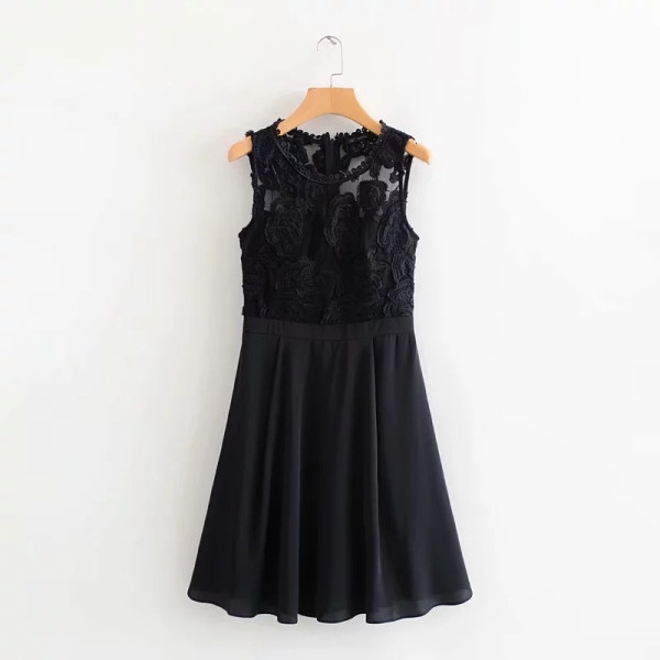 Elegáns rövid ruha csipkemintás fekete színben