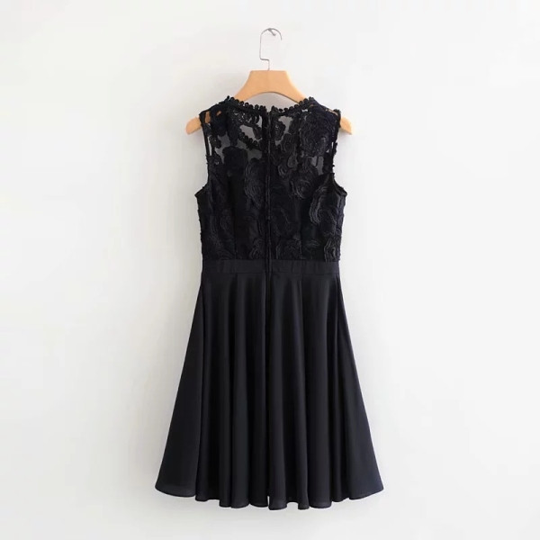 Elegáns rövid ruha csipkemintás fekete színben