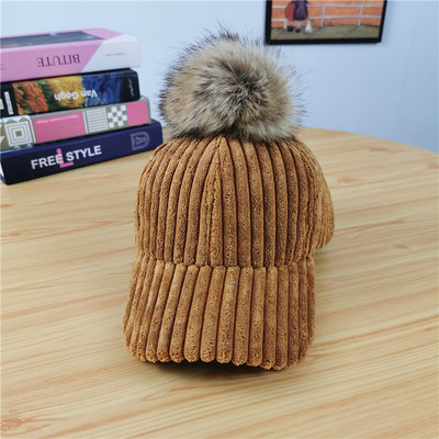 Γυναικείο καπέλο χειμωνιάτικο με κόκκινο, καφέ, μαύρο, μπλε και μπεζ χρώμα