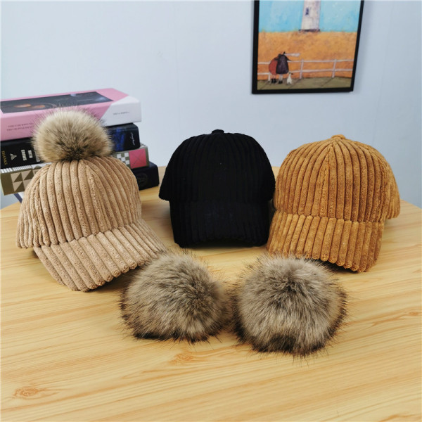 Γυναικείο καπέλο χειμωνιάτικο με κόκκινο, καφέ, μαύρο, μπλε και μπεζ χρώμα