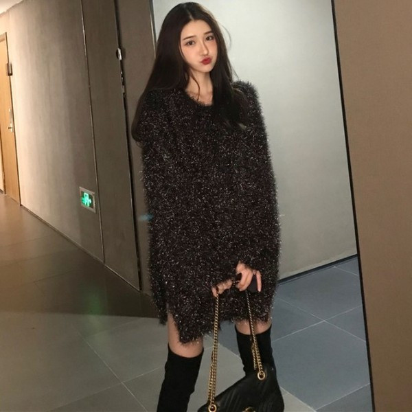 Női pulóver széles modell fekete színben, fényes hatással